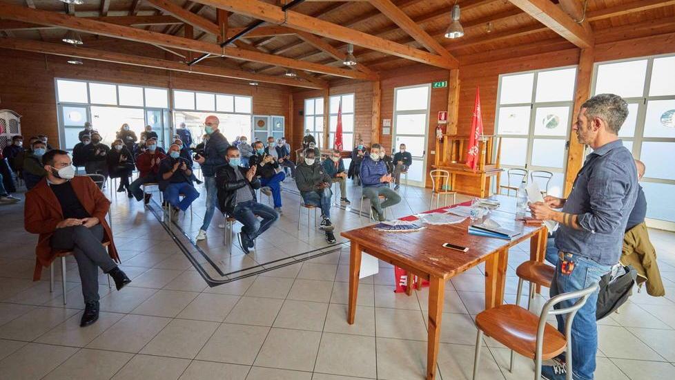 Centinaia di lavoratori incrociano le braccia per chiedere più garanzie