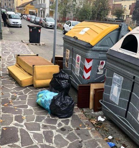 Rifiuti abbandonati «Serve educazione ma Hera passi spesso»