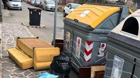 Rifiuti abbandonati «Serve educazione ma Hera passi spesso»