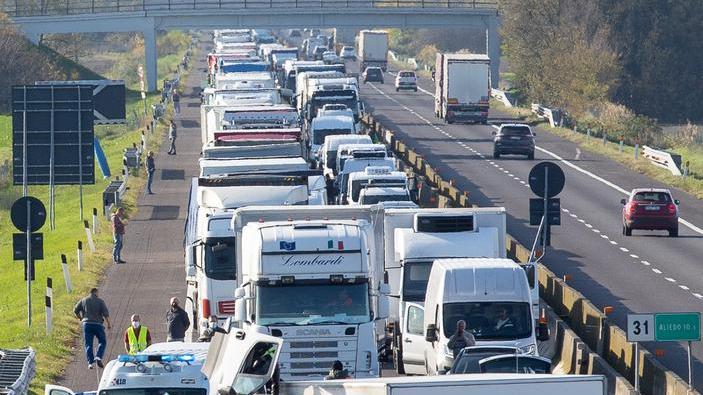 Camion si ribalta in autostrada Un ferito e caos sulla A13