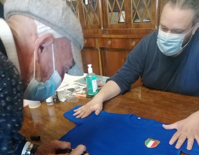 Poletti dà al sindaco Fabbri la maglia di Messico ’70 E poi ricorda la sfida con Pelè