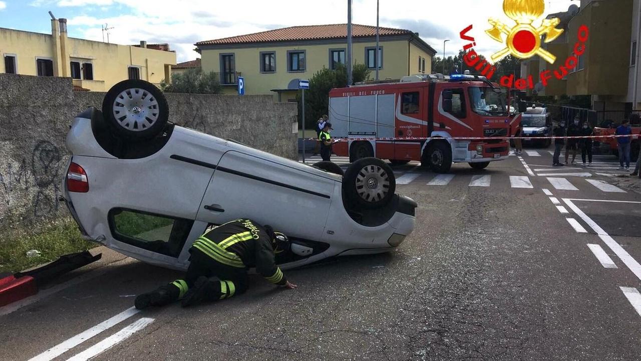 Scontro tra due auto, una si ribalta