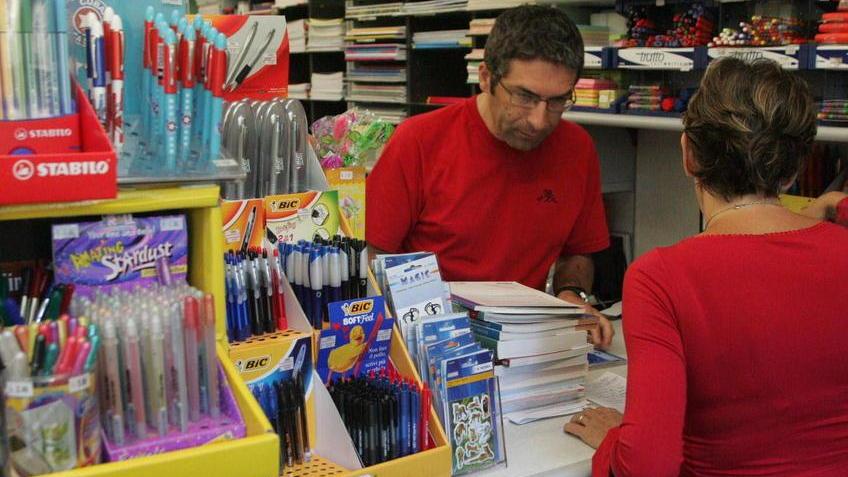 Maranello Con lo zaino sospeso quaderni e libri offerti gratis a chi è in difficoltà