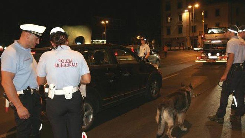 Ciclista di 31 anni travolto da un'auto pirata nel centro di Prato
