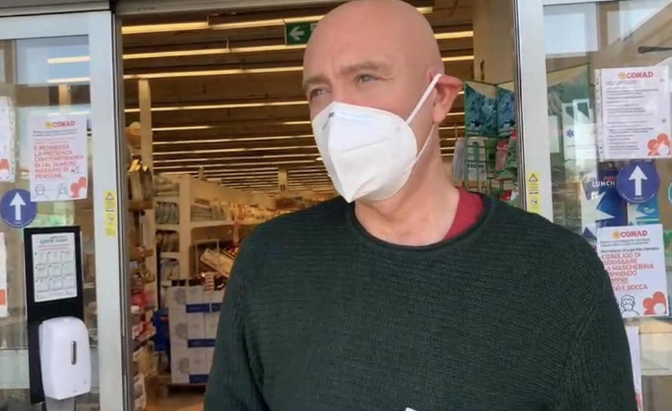 Rapinatore solitario alla Conad: coltello alla gola della cassiera 