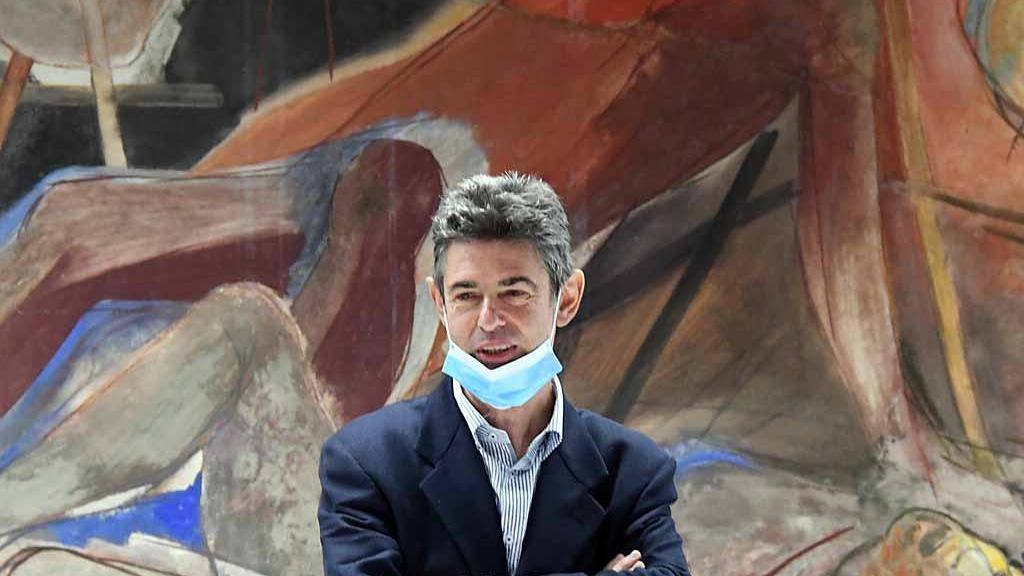 L'appello del sindaco di Carrara: «Quasi 400 casi, meglio stare a casa»