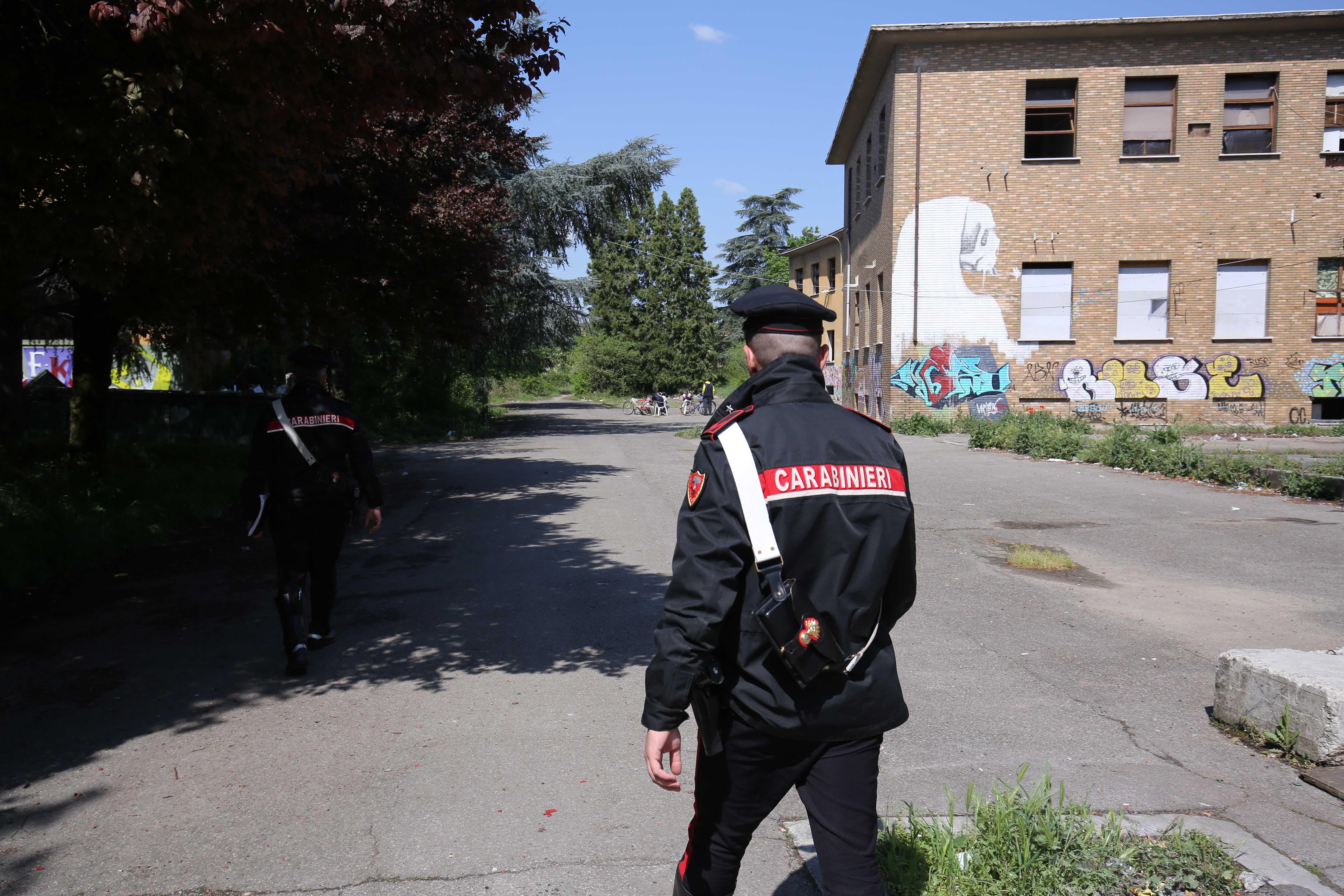 Ex Reggiane, calci e pugni all'auto dei carabinieri: "Vi faccio saltare in aria"