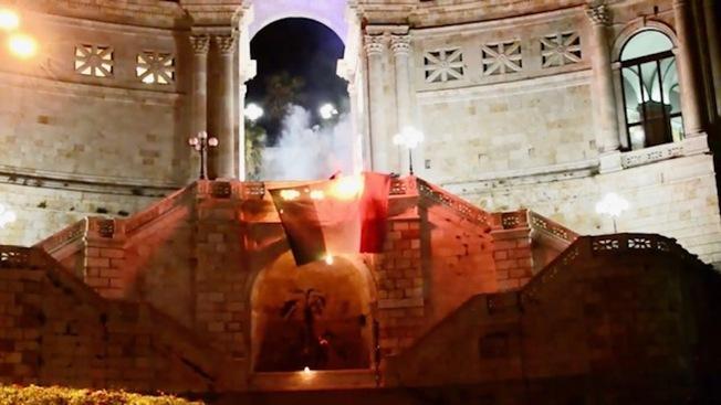 Violano coprifuoco e bruciano il tricolore a Cagliari