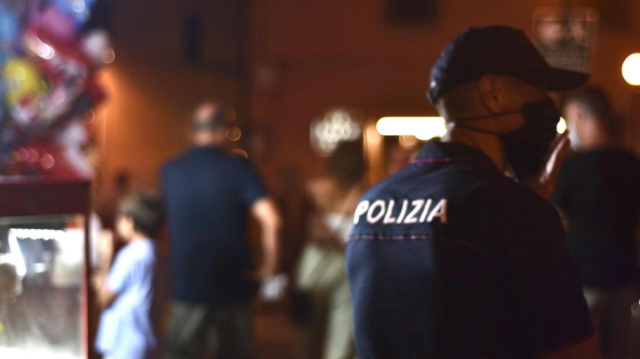 Un agente della polizia di Stato durante un controllo (foto Michele Silvestri)
