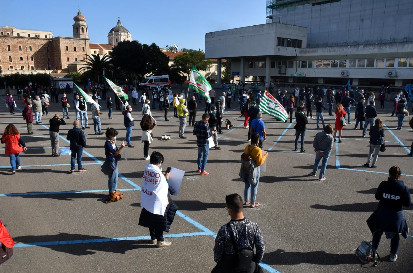 Oristano, mobilitazione del territorio davanti alla sede dell'Assl