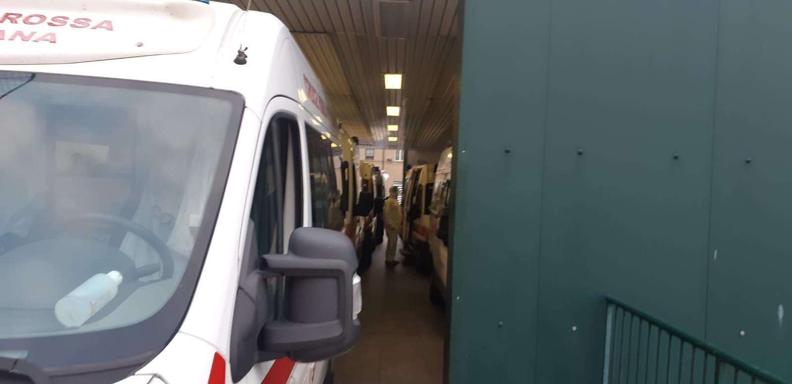 La fila di ambulanze al pronto soccorso dell'ospedale di Livorno