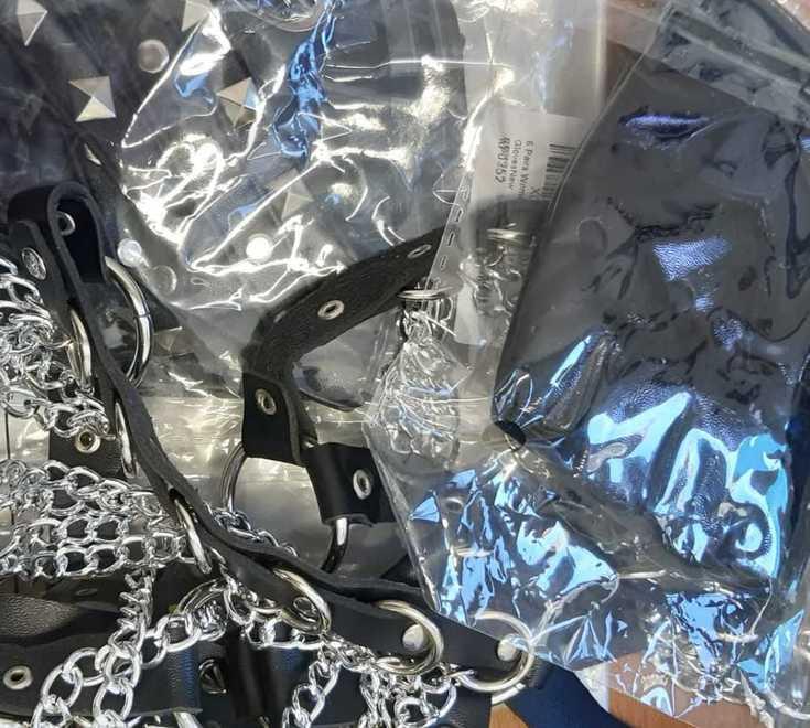 Il materiale sadomaso sequestrato nella casa del pensionato