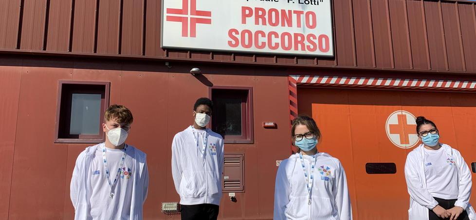 I quattro giovani volontari del servizio civile di fronte all’ingresso del pronto soccorso all’ospedale Lotti di Pontedera