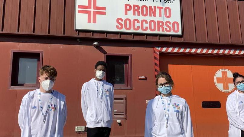 I quattro giovani volontari del servizio civile di fronte all’ingresso del pronto soccorso all’ospedale Lotti di Pontedera