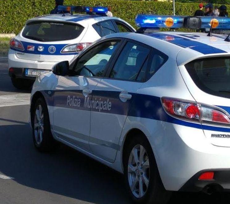 Urta un pedone con l’auto poi si dà alla fuga. Trovato in carrozzeria 