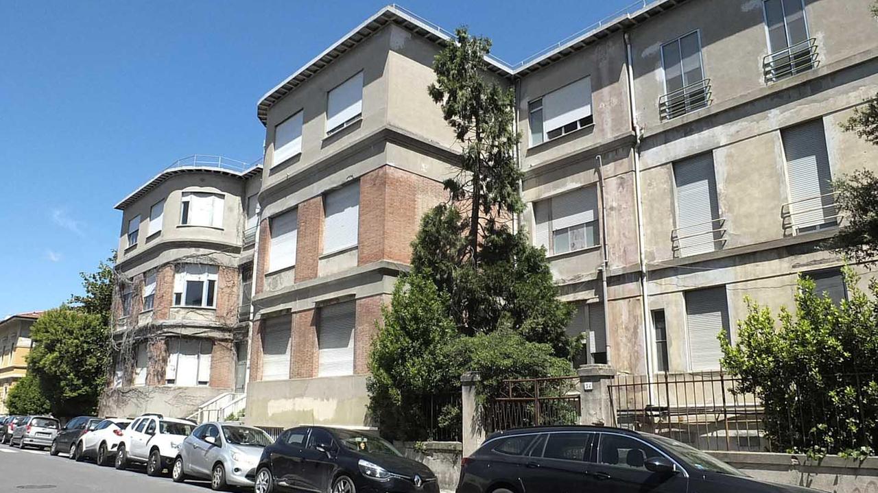 L'esterno dell'ospedale Santa Chiara di Pisa