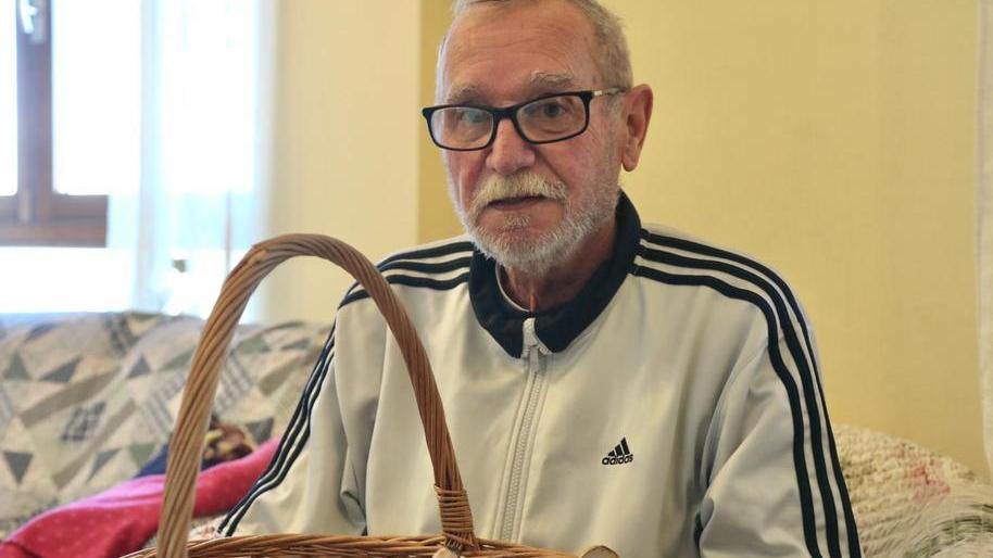 Roberto Bandinelli, 71 anni, con i funghi raccolti (foto Dario Marzi)