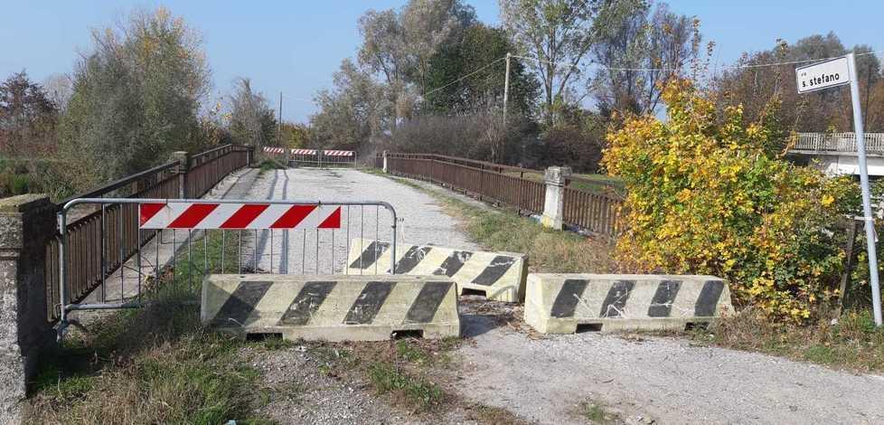 Il ponte per Moglia è chiuso da due anni: «Nessuno vuole rimetterlo a posto» 