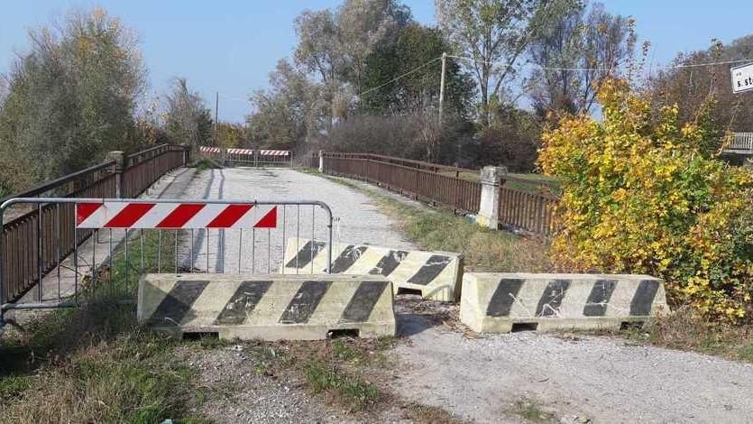 Il ponte per Moglia è chiuso da due anni: «Nessuno vuole rimetterlo a posto»