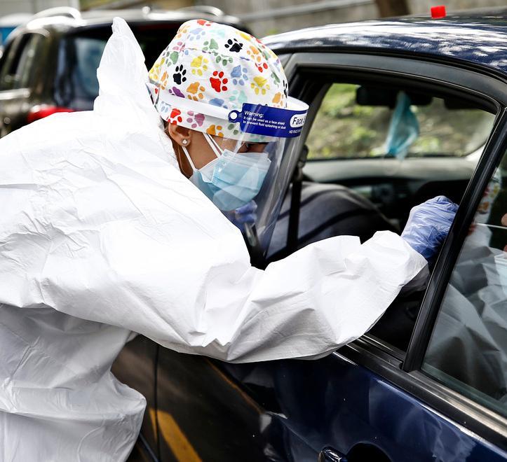 La famiglia in quarantena, la bambina unica negativa: «Mamma, almeno un bacino nella schiena» 