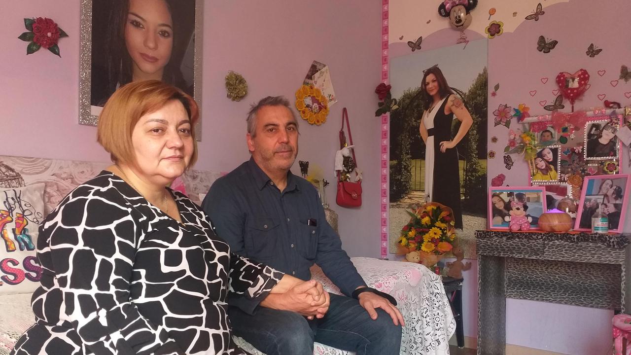 Nella stanza di Erika tra dolore e farfalle. I genitori: «Indifesa e sola, così nostra figlia è morta in discoteca a 19 anni»