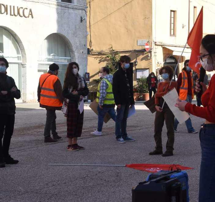 Studenti scendono in piazza contro la didattica a distanza 