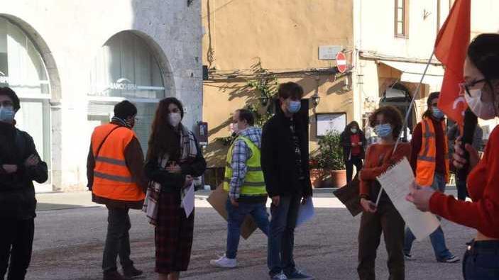 Studenti scendono in piazza contro la didattica a distanza