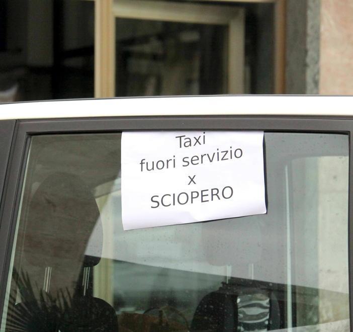 Decine di taxi sotto al Comune «Da mesi non lavoriamo più»