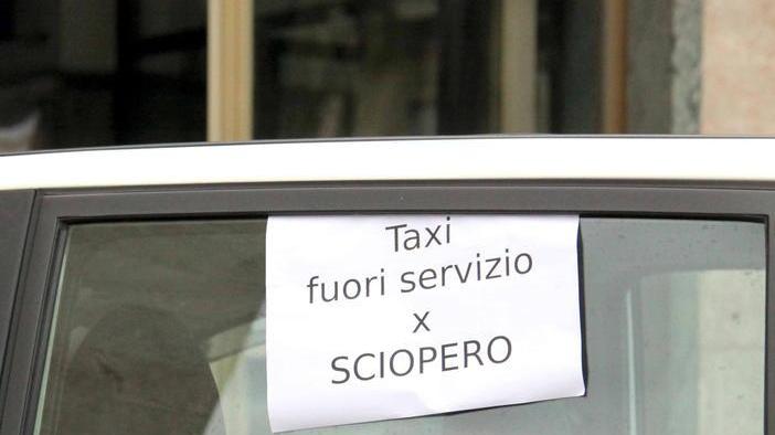 Decine di taxi sotto al Comune «Da mesi non lavoriamo più»