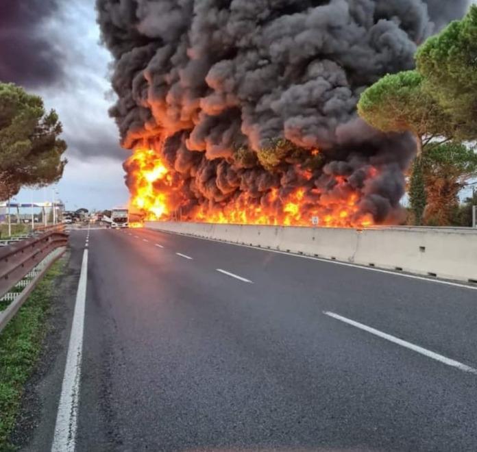 Colonne di fumo nero in cielo e in strada scoppia il panico