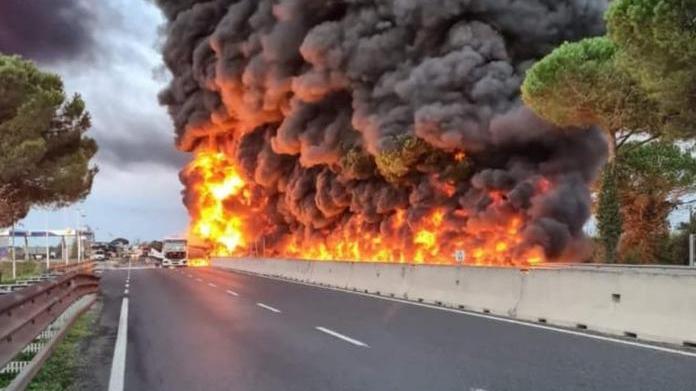 Colonne di fumo nero in cielo e in strada scoppia il panico