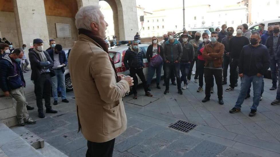 Sfila sui lungarni la protesta dei tassisti: «Il Comune mantenga le promesse»