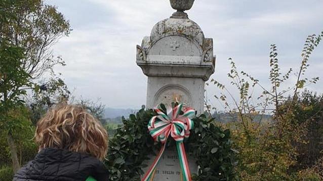Corone e fiori ai caduti per celebrare il 4 novembre