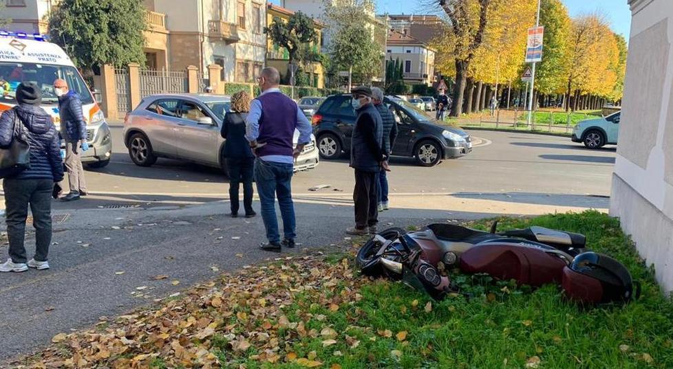 Due feriti nello scontro tra auto e scooter