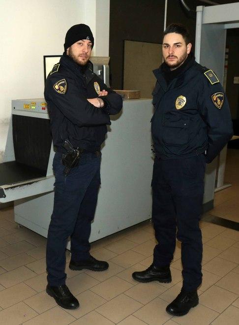 Va in tribunale con un coltello È il terzo caso in dieci giorni