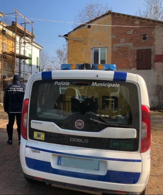 Si nasconde in bagno per evitare i controlli