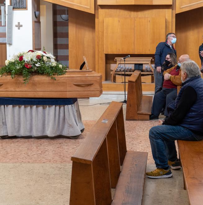 Per l’ex camionista cerimonia intima e lacrime soffocate 