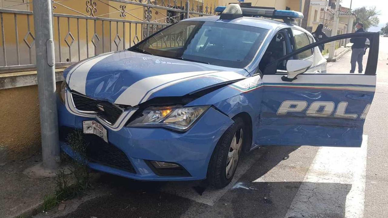 La polizia si schianta contro un palo