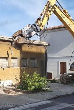 Abbattuto il vecchio ambulatorio comunale