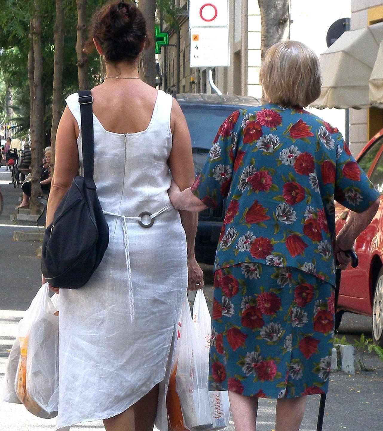 «Derubarono un anziano»: due badanti a processo a Nuoro