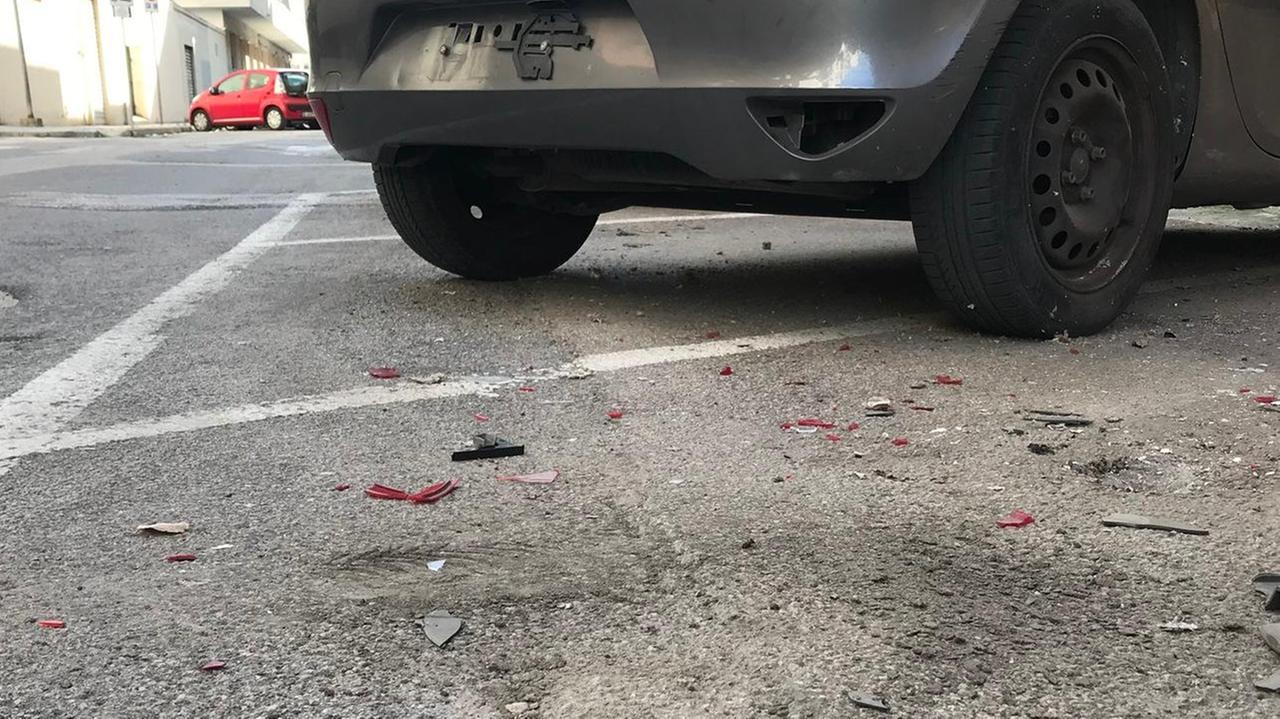 Bomba carta nella notte danneggiate due auto 