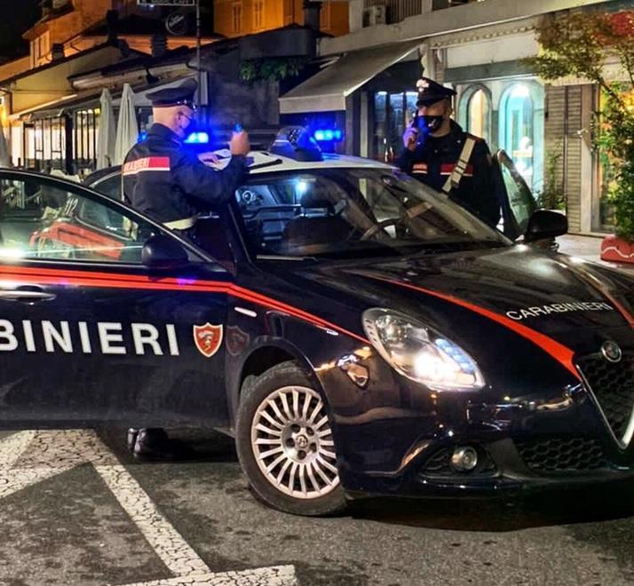 Follia in piazza a Marina di Carrara: ai domiciliari il ristoratore di 36 anni