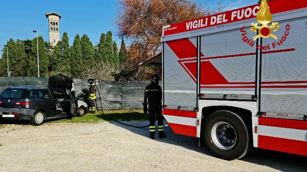 A fuoco un'auto in via Moldolfi: fiamme spente dai pompieri