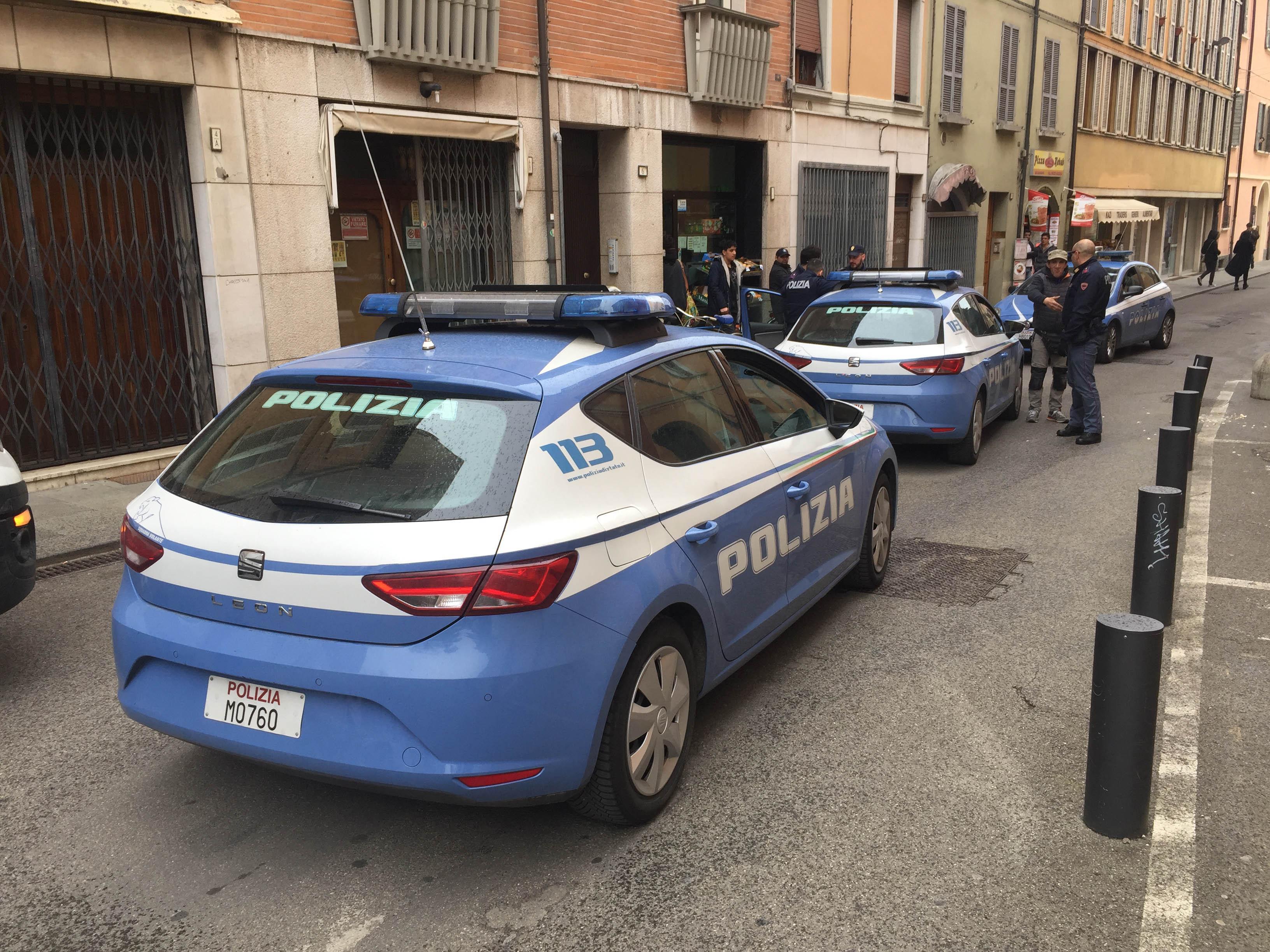 Reggio Emilia, pretendono un kebab dopo il coprifuoco: rissa in centro