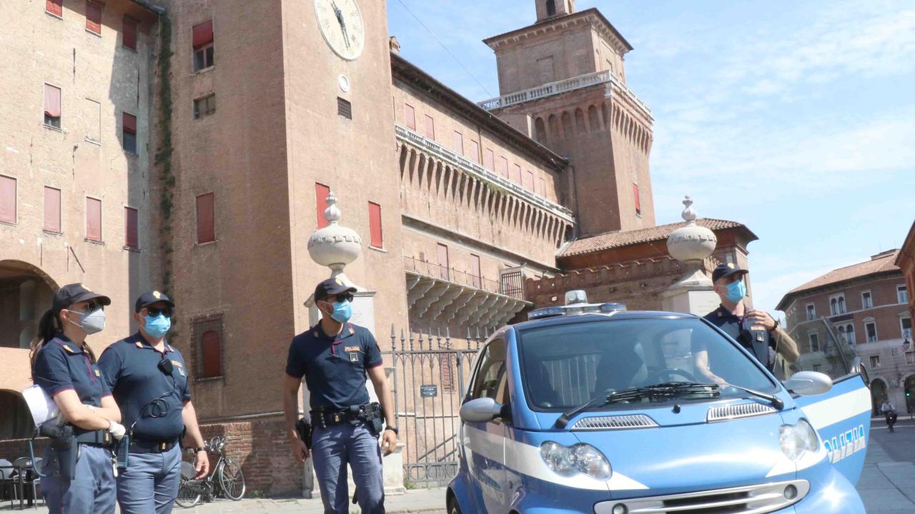 Ferrara, disturbano i passanti: foglio di via per due persone