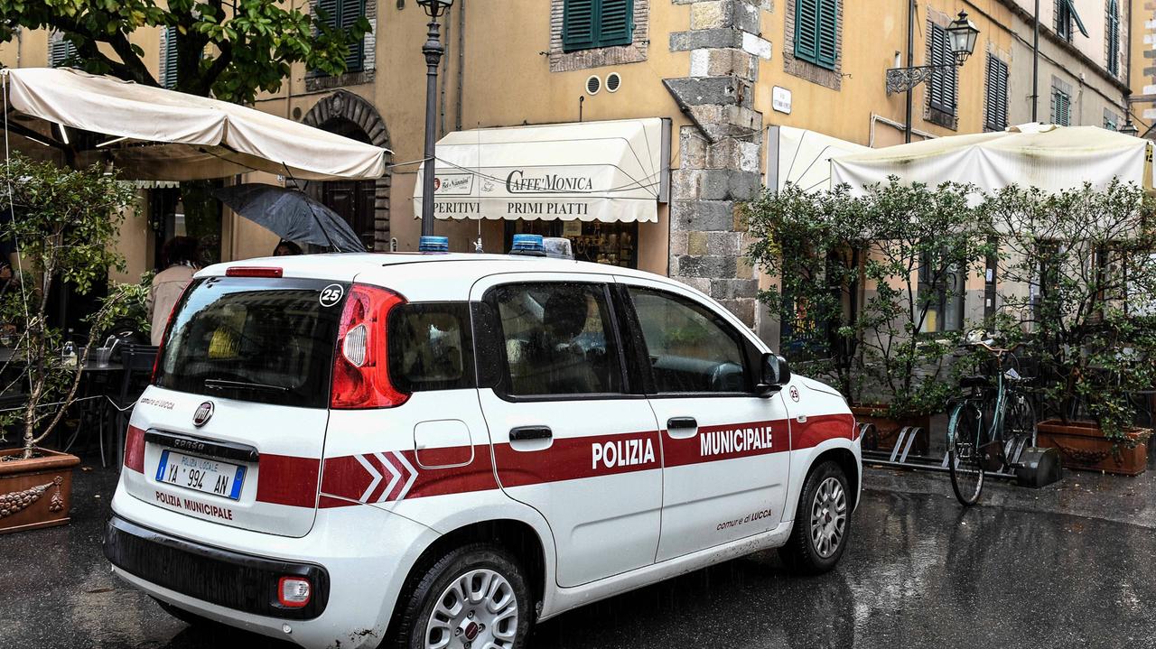 Controlli antiassembramento, caos in un bar: insulti pesanti e spintoni alle vigilesse