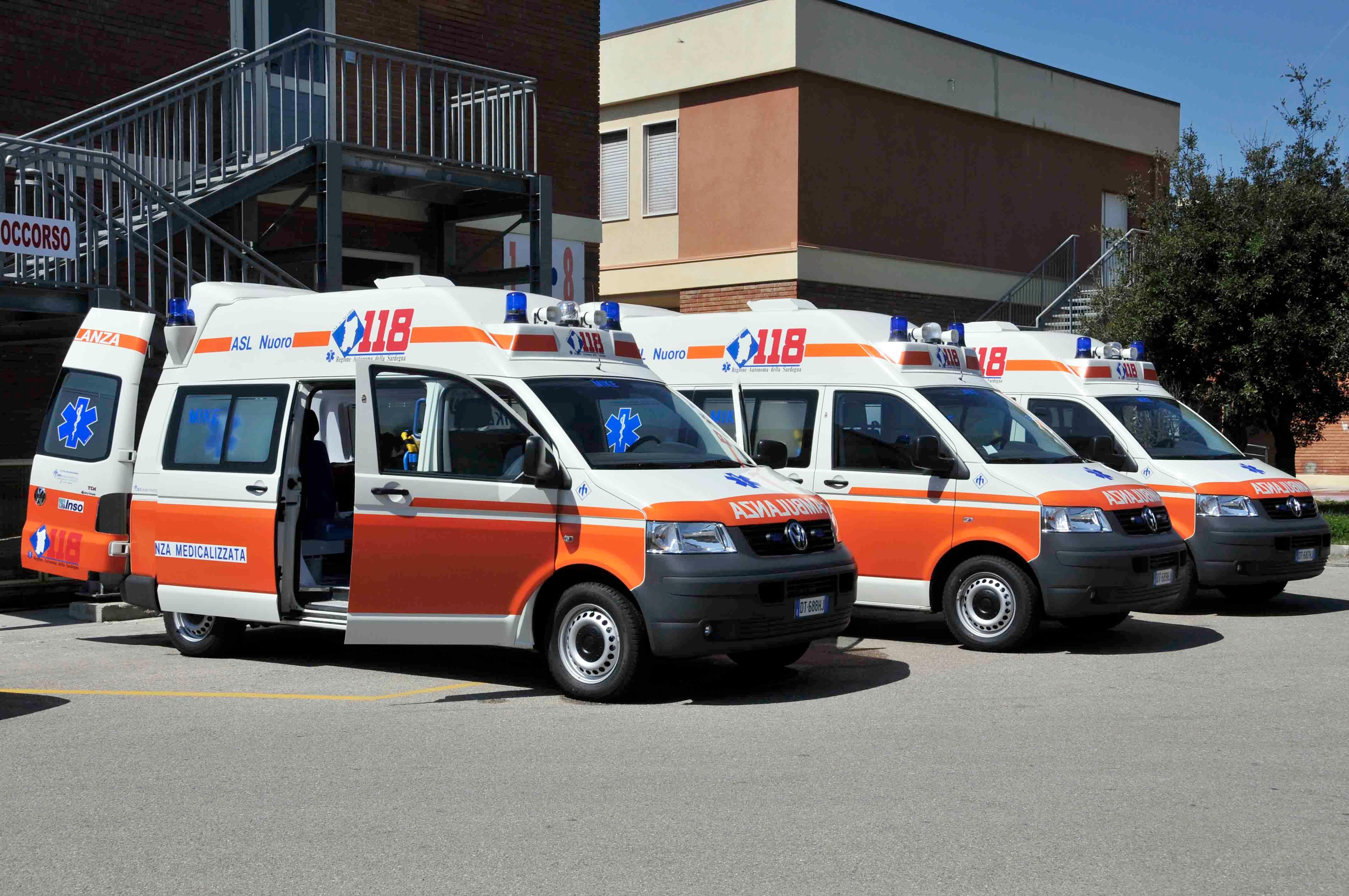 Nuoro, pasti caldi per i volontari delle ambulanze in fila davanti all'ospedale