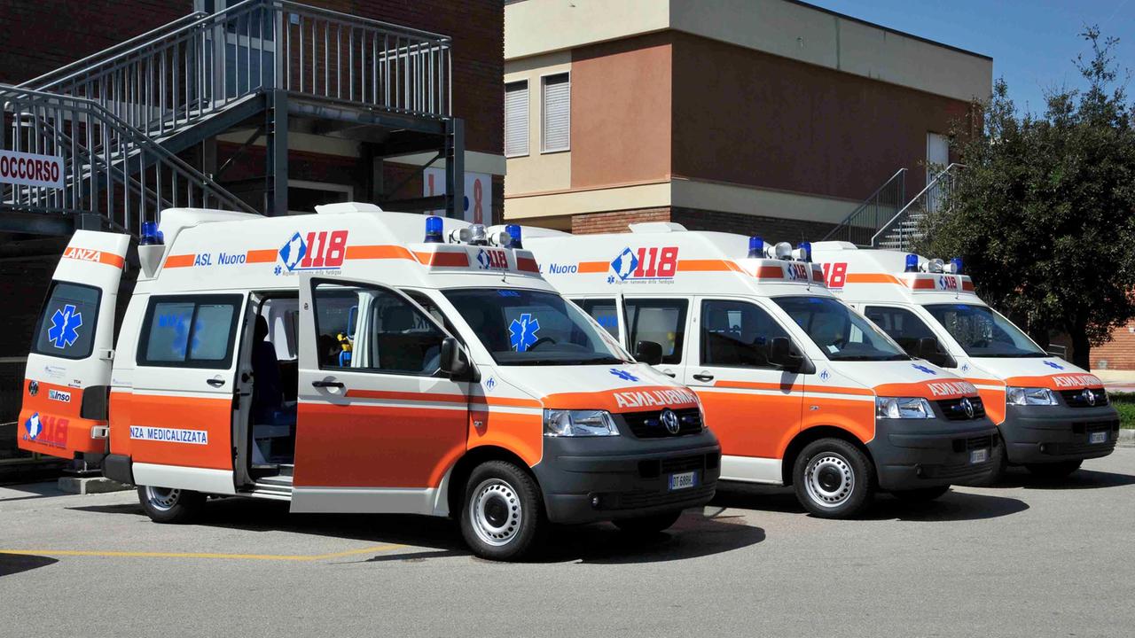 Nuoro, pasti caldi per i volontari delle ambulanze in fila davanti all'ospedale