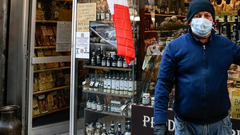 Covid e solidarietà, negozio di Lucca regala cibo a chi è in difficoltà. Ma cambia regole per fermare il "furbetto"