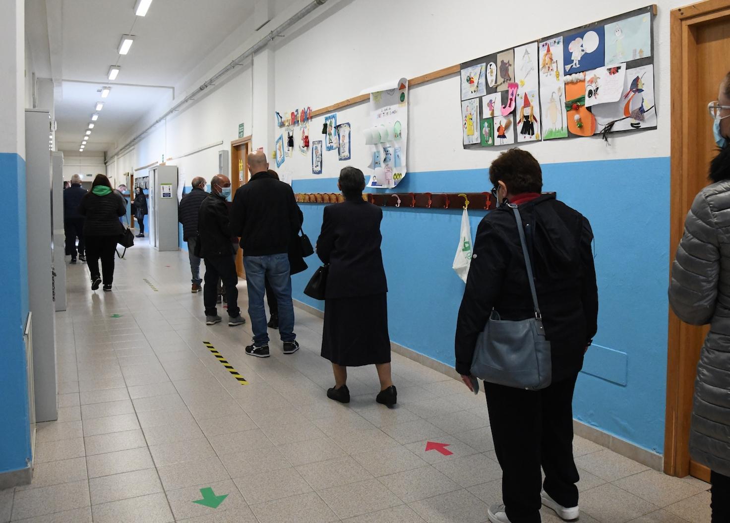 Gli elettori al seggio nel primo turno delle amminstrative a Nuoro (foto Massimo Locci)